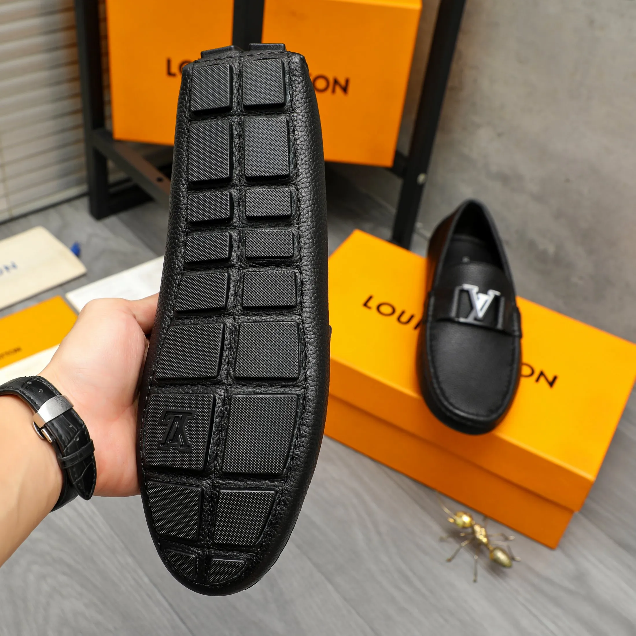 Men's shoes 💰420 Product trademark: LV "Louis Vuitton" casual slip-on shoes Regular size: 38-46 (45.46 custom-made, non-returnable) Product materials: Selected pebbled cowhide upper, sheepskin lining, original rubber outsole
